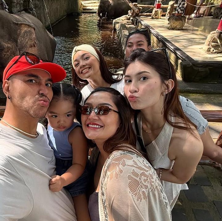 <p>Tak hanya liburan bertiga, Siti Badriah juga mengunjungi Pulau Dewata bersama sejumlah rekan selebritis, Bunda. Dalam potret yang dibagikan, perempuan kelahiran Kota Bekasi ini liburan bersama aktris Angela Gilsha dan Celia Thomas. (Foto: Instagram @sitibadriahh).</p>