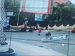 Detik-detik Wanita Bakar Motor Polisi di Labuhanbatu