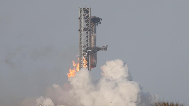 SpaceX milik Elon Musk hilang kontak dan meledak pada misi uji coba kedelapan, Kamis (6/3).