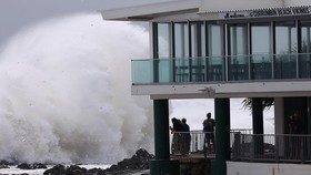 FOTO: Australia Nyalakan Alarm Jelang Terjangan Topan Alfred