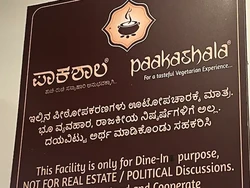 Jangan Coba-coba Makan Sambil Ngobrol Politik di Resto Ini