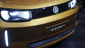 Volkswagen (VW) mengumumkan dalam kondisi tertekan dan mempertimbangkan untuk melakukan pemutusan hubungan kerja sebanyak 100 ribu pekerja di global.