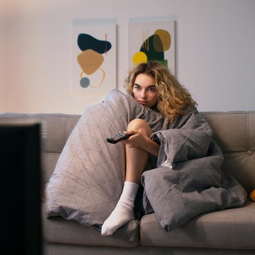 6 Ciri Kepribadian Orang yang Lebih Mudah Terlelap dengan TV Menyala, Kamu Salah Satunya?