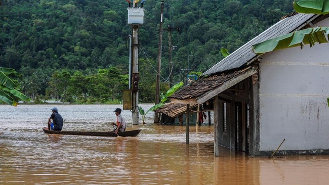 Banjir dan tanah longsor melanda belasan desa di enam kecamatan di Kabupaten Madiun, Jawa Timur. Satu warga dilaporkan hilang dalam bencana ini.