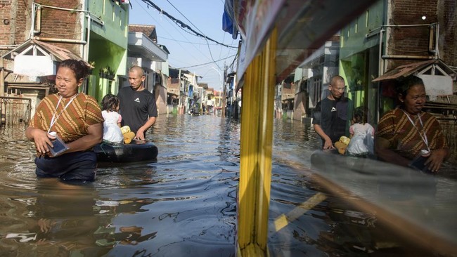 Ratusan rumah di Kabupaten Pati terendam banjir imbas tanggul Kali Widodaren dan Kali Gandam jebol pada Minggu (16/3) pagi.