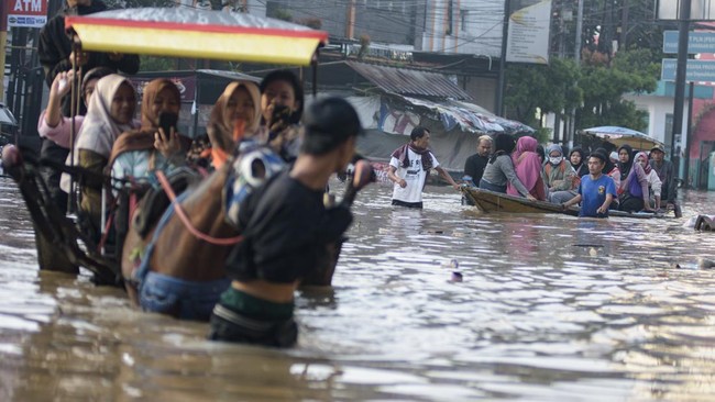 BPBD Jabar mencatat sebanyak 551 penduduk kudu dievakuasi lantaran luapan Sungai Citarum semakin memperparah banjir di empat kecamatan di wilayah itu.