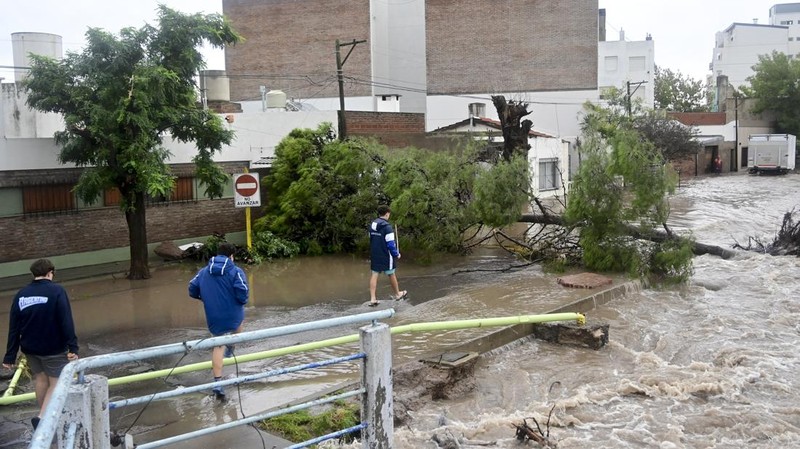 Mobil-mobil yang digunakan terparkir terendam banjir pasca badai di Bahia Blanca, Argentina, Hari Jumat (7/3/2025). (AP Photo/Juan Sebastian Lobos)
