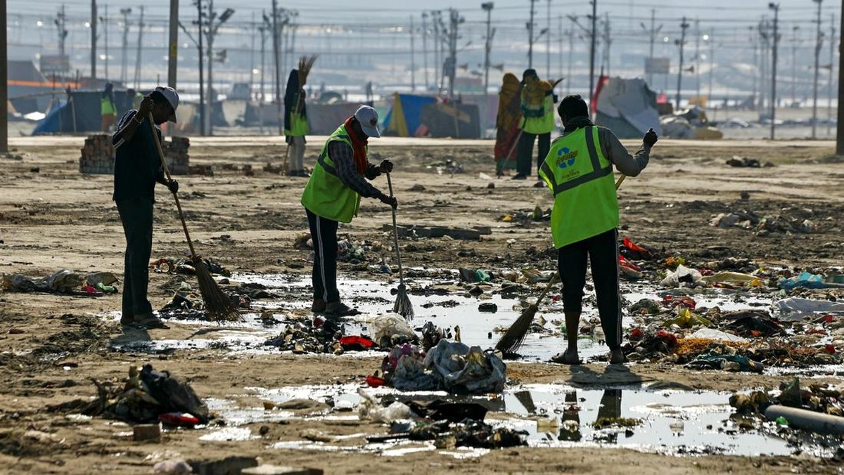 FOTO: Bersih-bersih 20 Ribu Ton Sampah Usai Festival Kumbh Mela India