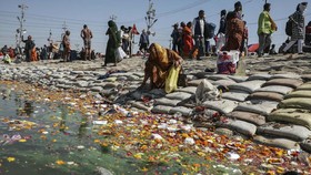 FOTO: Bersih-bersih 20 Ribu Ton Sampah Usai Festival Kumbh Mela India