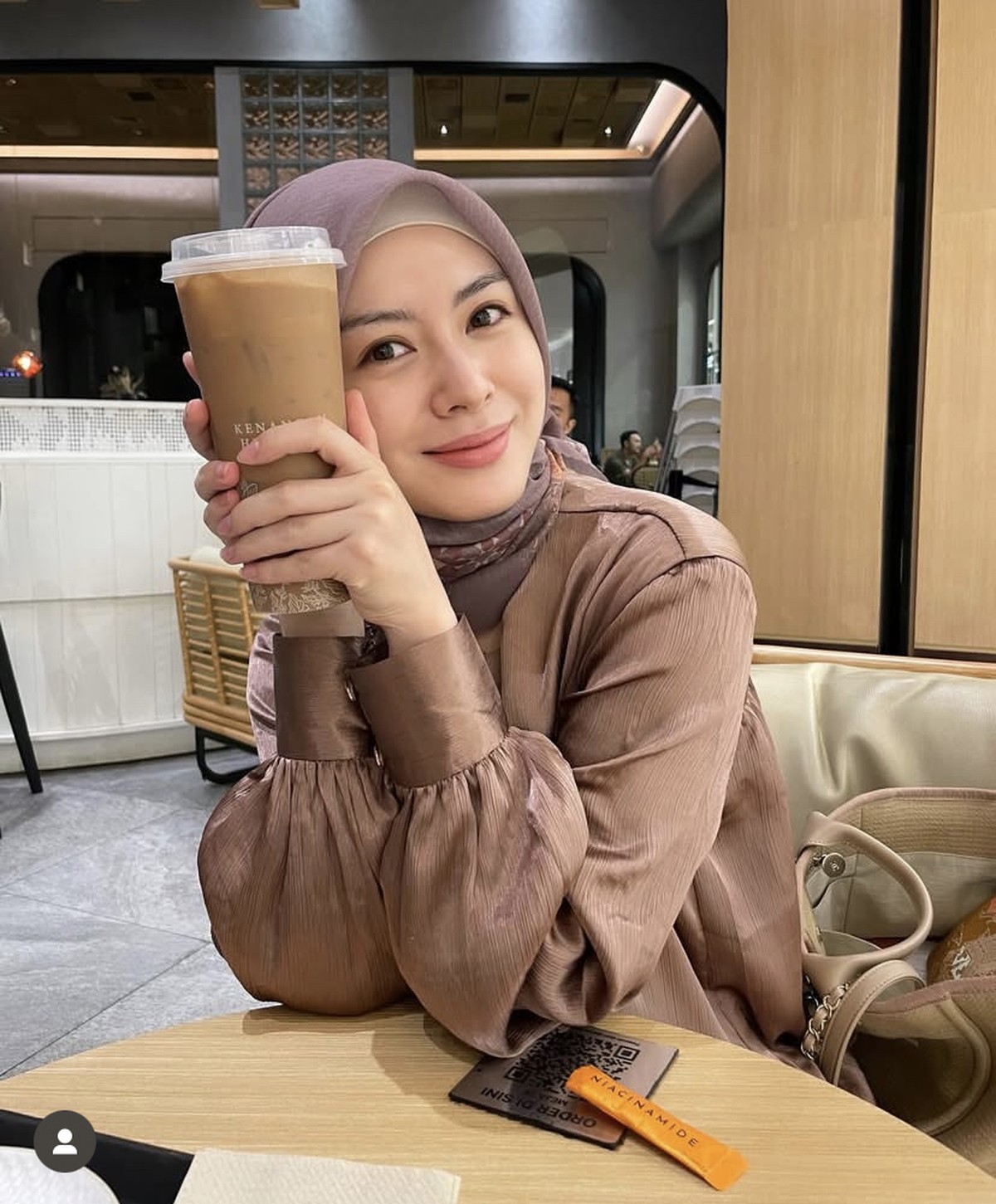 Cantiknya Ayana Moon Saat Berburu Takjil dan Jajan Cilok