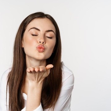 img-title Rahasia Mencerahkan Bibir Secara Alami dengan Bahan Sederhana, Coba Pakai 8 Cara Ini
