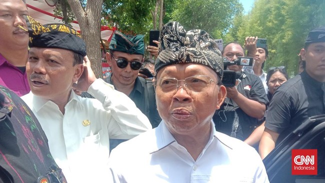 Koster Apresiasi PLN Sigap Pulihkan Listrik di Bali Gubernur Bali I Wayan Koster mengapresiasi PT PLN (Persero) dalam mengatasi gangguan sistem kelistrikan yang terjadi di Bali pada Jumat (2/5).
