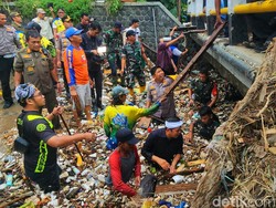 Dedi Mulyadi Terjun ke Tumpukan Sampah, Warga: Bapak Aing Daekan