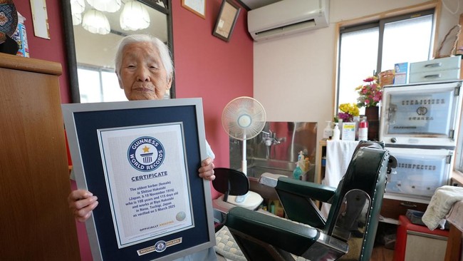 Nenek berusia 108 tahun dari Jepang jadi tukang cukur tertua di dunia, dianugerahi Guinness World Records.