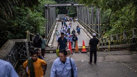 FOTO: Jembatan Cicangor Karawang Amblas, Jalur Warga Terputus