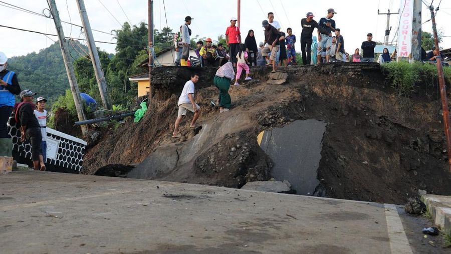 Kondisi permukiman warga yang digunakan terdampak ke sekitar lingkungan ekonomi Kampung Gumelar, Pelabuhan Ratu, Kota Sukabumi, Jawa Barat, Hari Sabtu (8/3/2025). (Dok. BNPB)