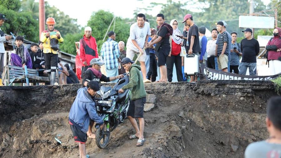 Kondisi permukiman warga yang dimaksud terdampak ke sekitar pangsa Kampung Gumelar, Pelabuhan Ratu, Kota Sukabumi, Jawa Barat, Hari Sabtu (8/3/2025). (Dok. BNPB)