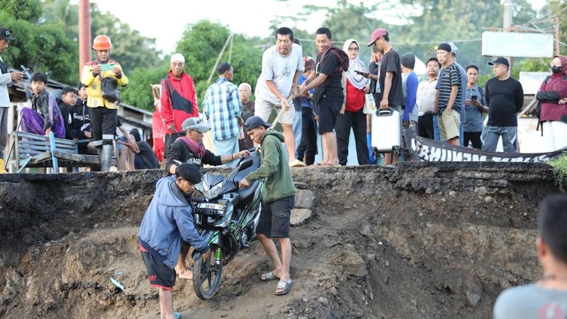 Kondisi permukiman warga yang dimaksud terdampak dalam sekitar bursa Kampung Gumelar, Pelabuhan Ratu, Wilayah Sukabumi, Jawa Barat, Hari Sabtu (8/3/2025). (Dok. BNPB)
