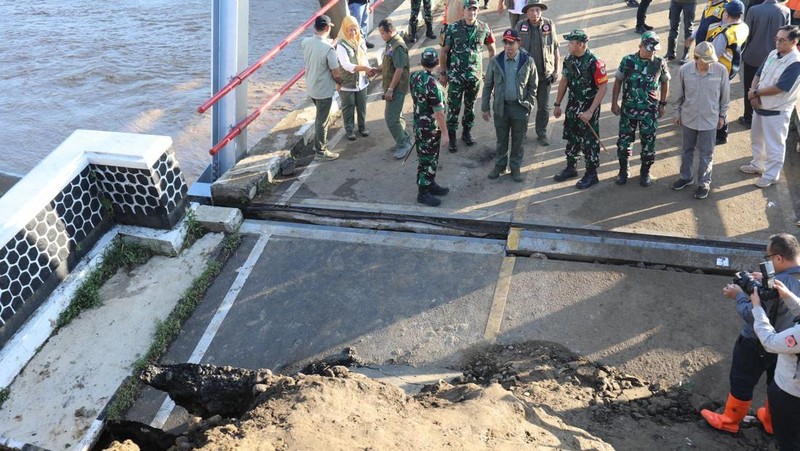 Kondisi permukiman warga yang tersebut terdampak di dalam sekitar pangsa Kampung Gumelar, Pelabuhan Ratu, Kota Sukabumi, Jawa Barat, Hari Sabtu (8/3/2025). (Dok. BNPB)