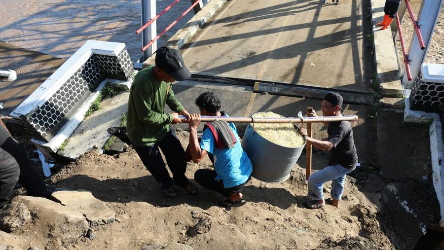 Kondisi permukiman warga yang terdampak ke sekitar lingkungan ekonomi Kampung Gumelar, Pelabuhan Ratu, Daerah Sukabumi, Jawa Barat, Hari Sabtu (8/3/2025). (Dok. BNPB)
