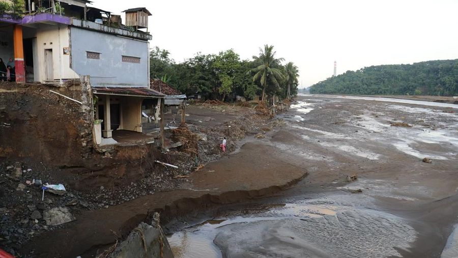 Kondisi permukiman warga yang mana terdampak di dalam sekitar pangsa Kampung Gumelar, Pelabuhan Ratu, Wilayah Sukabumi, Jawa Barat, Hari Sabtu (8/3/2025). (Dok. BNPB)