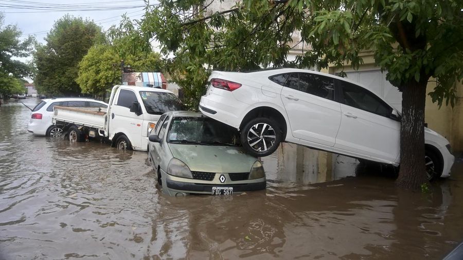 Mobil-mobil yang terparkir terendam banjir pasca badai ke Bahia Blanca, Argentina, Hari Jumat (7/3/2025). (AP Photo/Juan Sebastian Lobos)