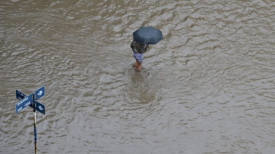 Mobil-mobil yang tersebut terparkir terendam banjir setelahnya badai di Bahia Blanca, Argentina, Hari Jumat (7/3/2025). (AP Photo/Juan Sebastian Lobos)