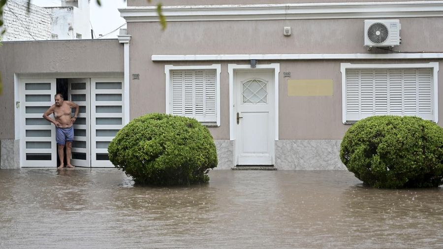 Mobil-mobil yang digunakan terparkir terendam banjir pasca badai ke Bahia Blanca, Argentina, Hari Jumat (7/3/2025). (AP Photo/Juan Sebastian Lobos)