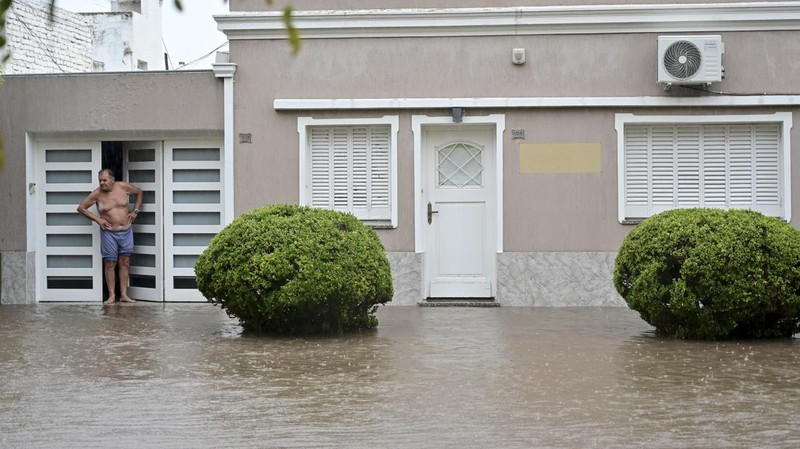 Mobil-mobil yang digunakan terparkir terendam banjir setelahnya badai dalam Bahia Blanca, Argentina, hari terakhir pekan (7/3/2025). (AP Photo/Juan Sebastian Lobos)