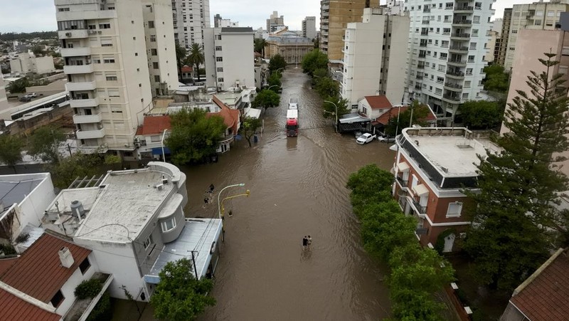 Mobil-mobil yang tersebut terparkir terendam banjir pasca badai ke Bahia Blanca, Argentina, Hari Jumat (7/3/2025). (AP Photo/Juan Sebastian Lobos)