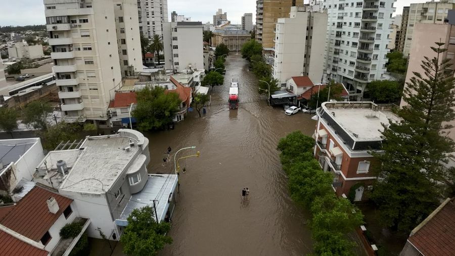Mobil-mobil yang mana terparkir terendam banjir setelahnya badai di dalam Bahia Blanca, Argentina, Hari Jumat (7/3/2025). (AP Photo/Juan Sebastian Lobos) Mobil-mobil yang terparkir terendam banjir pasca badai di dalam Bahia Blanca, Argentina, Hari Jumat (7/3/2025). (AP Photo/Juan Sebastian Lobos)