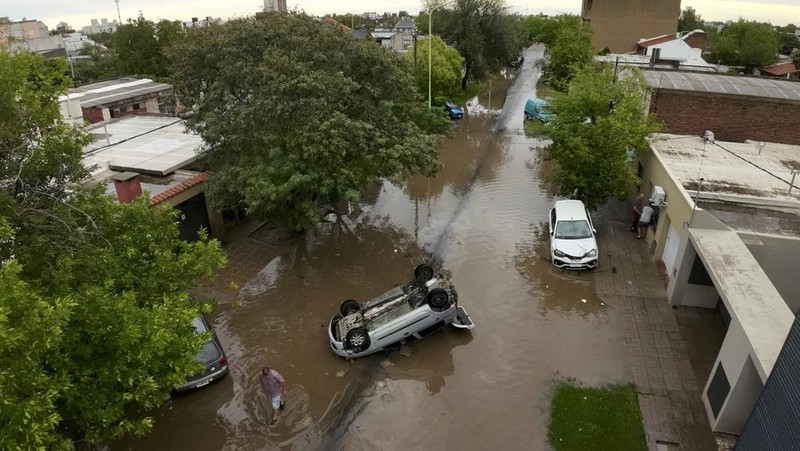 Mobil-mobil yang tersebut terparkir terendam banjir setelahnya badai ke Bahia Blanca, Argentina, hari terakhir pekan (7/3/2025). (AP Photo/Juan Sebastian Lobos)