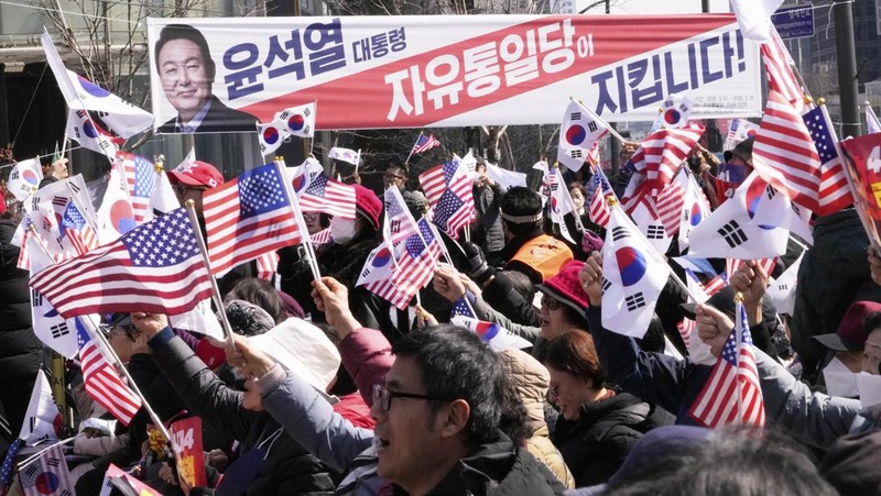 Presiden Korea Selatan (Korsel) yang dimakzulkan Yoon Suk Yeol dibebaskan dari tahanan pada hari Hari Sabtu (8/3/2025). (Kim Do-hun/Yonhap via AP)