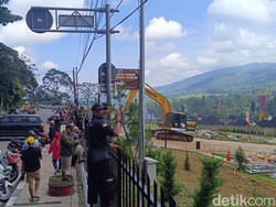 Ramai-ramai Warga Tonton Pembongkaran Hibisc Fantasy Puncak Bogor