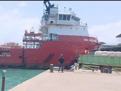 Video: Kapal Tanker Tabrak Pos Polisi-Rumah Warga di Batam