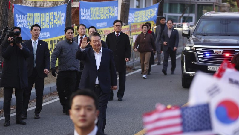 Presiden Korea Selatan (Korsel) yang dimakzulkan Yoon Suk Yeol dibebaskan dari tahanan pada hari Hari Sabtu (8/3/2025). (Kim Do-hun/Yonhap via AP)