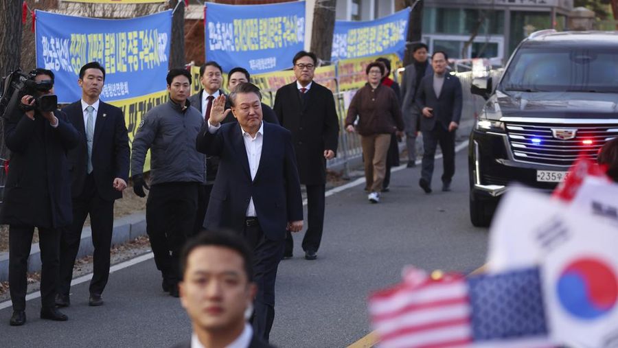 Presiden Korea Selatan (Korsel) yang digunakan dimakzulkan Yoon Suk Yeol dibebaskan dari tahanan pada hari Hari Sabtu (8/3/2025). Presiden Korea Selatan (Korsel) yang tersebut dimakzulkan Yoon Suk Yeol dibebaskan dari tahanan pada hari Hari Sabtu (8/3/2025). (Kim Do-hun/Yonhap via AP)