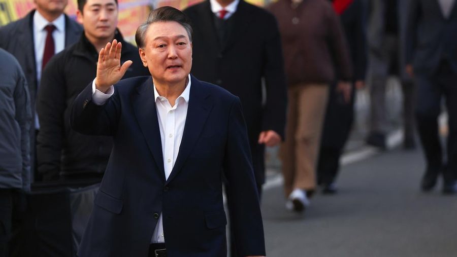 Presiden Korea Selatan (Korsel) yang tersebut dimakzulkan Yoon Suk Yeol dibebaskan dari tahanan pada hari Hari Sabtu (8/3/2025). (Kim Do-hun/Yonhap via AP)
