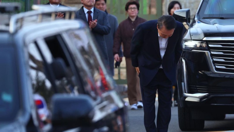 Presiden Korea Selatan (Korsel) yang mana dimakzulkan Yoon Suk Yeol dibebaskan dari tahanan pada hari Hari Sabtu (8/3/2025). (Kim Do-hun/Yonhap via AP)
