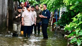 Prabowo Tinjau Korban Banjir Bekasi, Seskab Teddy Ikut Dampingi