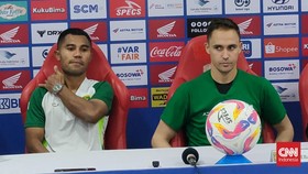 Pelatih Persebaya Minta Maaf Kritik Stadion BJ Habibie