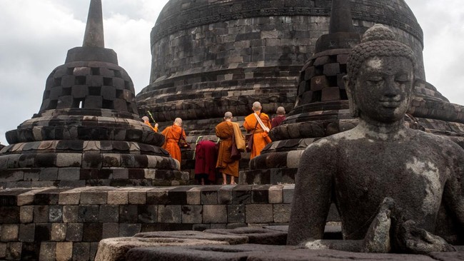 Arkeolog Soroti Pemasangan Stairlift di Candi Borobudur Ikatan arkeolog menyoroti rencana pemasangan stairlift di Candi Borobudur, khawatir akan dampak kerusakan.