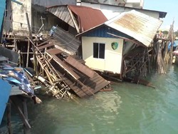 Warga Ceritakan Detik-detik Kapal Tanker WN Natuna Tabrak Pos Polisi di Batam