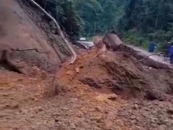 Alat Berat Diterjunkan ke Lokasi Longsor Akses Wisata Negeri di Atas Awan Lebak