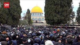 VIDEO: Warga Palestina Salat Jumat Ramadan di Masjid Al Aqsa