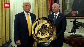 VIDEO: Trump dan Infantino Pamerkan Trofi Piala Dunia Antarklub 2025