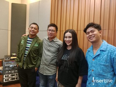 img-title Kolaborasi Bareng Cakra Khan, Titi DJ Ungkap Kesulitan Lagu Layar
