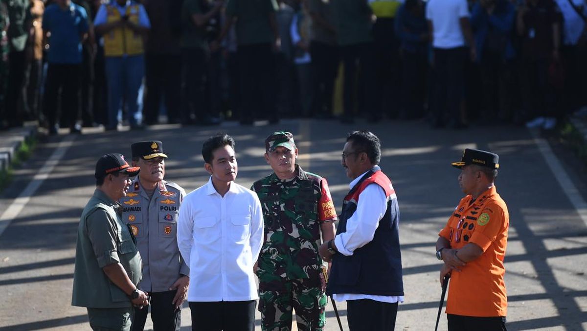 Gibran Tinjau Lokasi Bencana Banjir-Longsor di Sukabumi