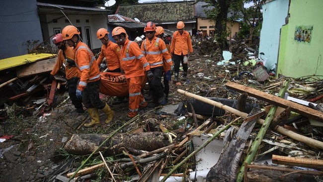 BNPB mencatat ratusan rumah rusak berat dan 16 titik jembatan penghubung antardesa ikut terdampak bencana banjir dan longsor di Sukabumi.