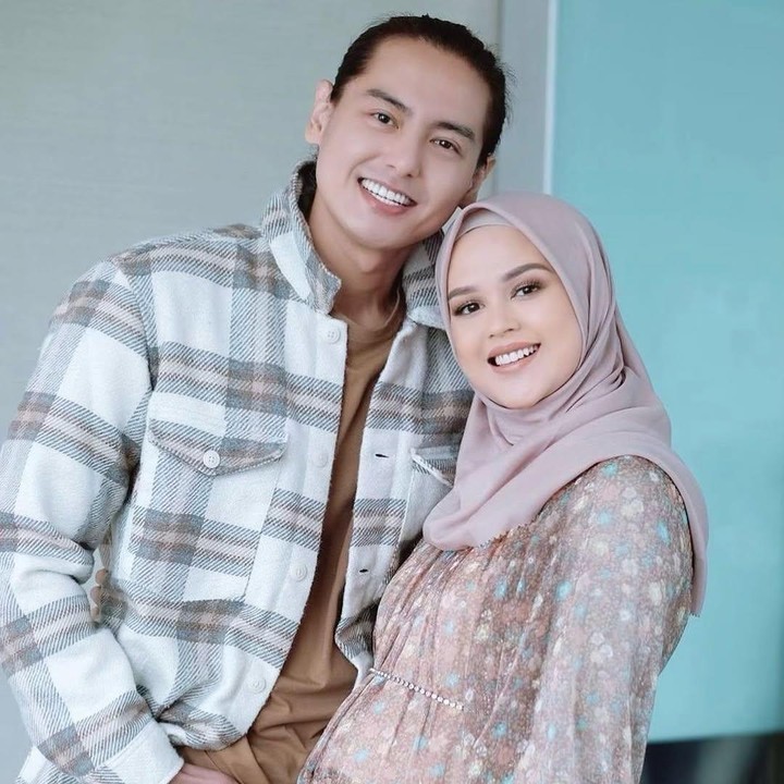 <p>Baju gamis kehamilan dari artis Cut Meyriska juga bisa menjadi inspirasi, Bunda. Saat hamil anak keduanya, istri Roger Danuarta ini pernah mengenakan gamis cokelat dengan motif bunga berwarna pastel. Cut Meyriska melengkapi gayanya dengan mengenakan jilbab berwarna senada dengan baju gamisnya. (Foto: Instagram @cutratumeyriska)</p>